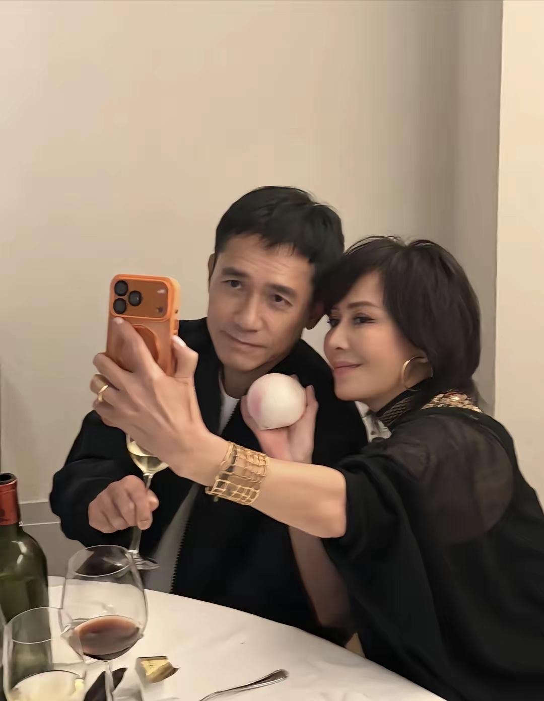 刘嘉玲在豪宅庆60大寿，喝十几万元红酒，虽规格不大，但足够温馨！近日，知名演