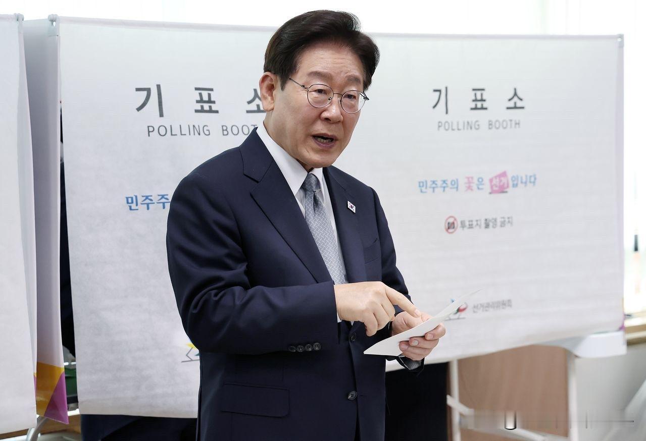 29日，韩国总统李在明在首尔一处投票点投票时，将未填写完毕的选票短暂带出写票间，