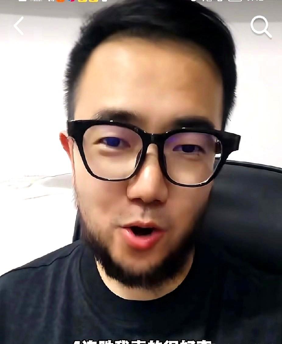 重庆足球回来了，而且踢得还不错，这事儿挺让人意外。时隔多年重返中超，这支升班