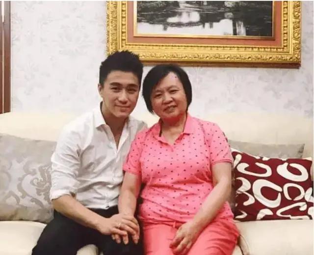 一次，赌王何鸿燊家的保姆，买彩票中了3000万，保姆乐坏了，她问赌王的儿