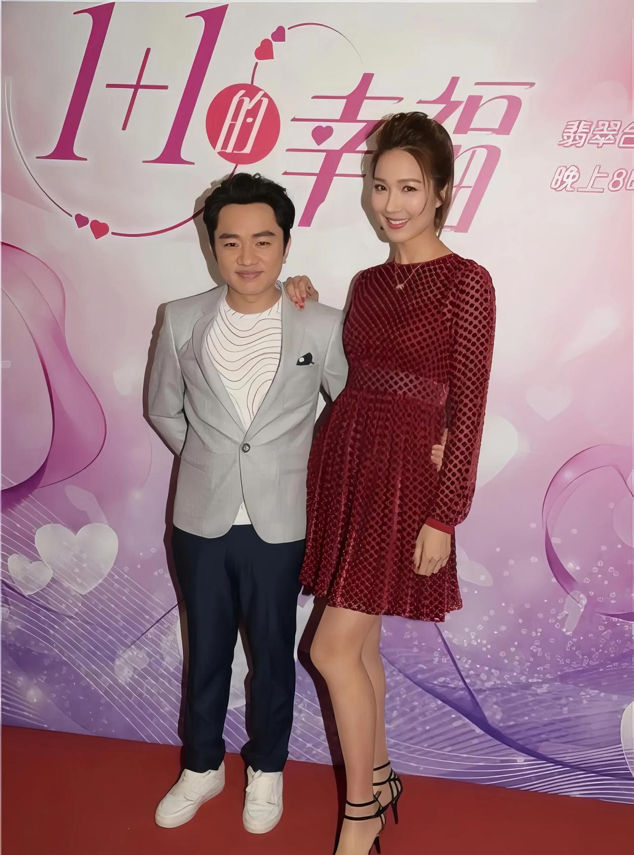王祖蓝与妻子在一起合影。他妻子人不但漂亮，个子还高挑，王祖蓝算是捡到宝了。