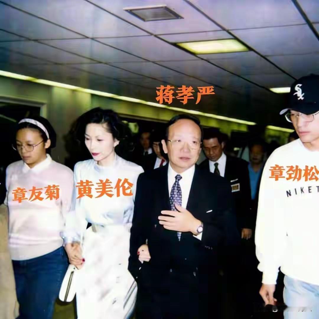 1994年，章孝慈在北京突然倒下，哥哥蒋孝严辗转赶来，台湾东吴大学校长章孝慈，借