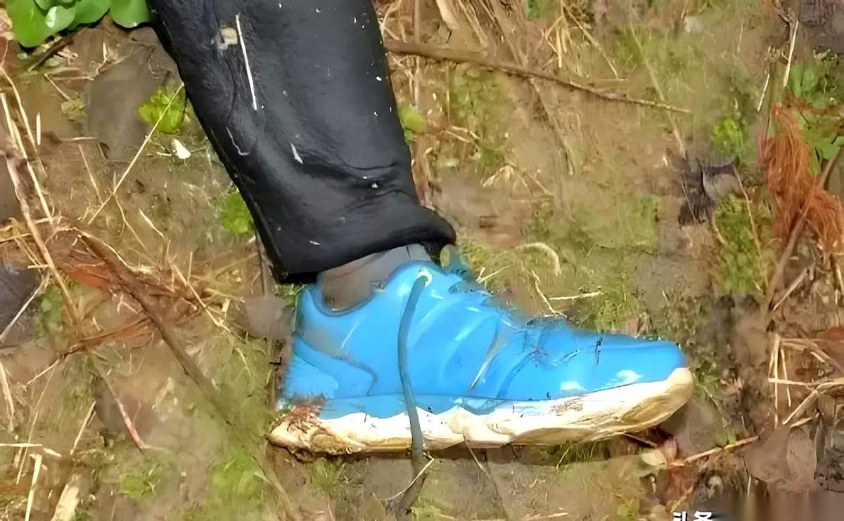 广东惠州，一个20岁的男孩，正带着他16岁的同居女友，在一个楼盘的观景浮台上吹风