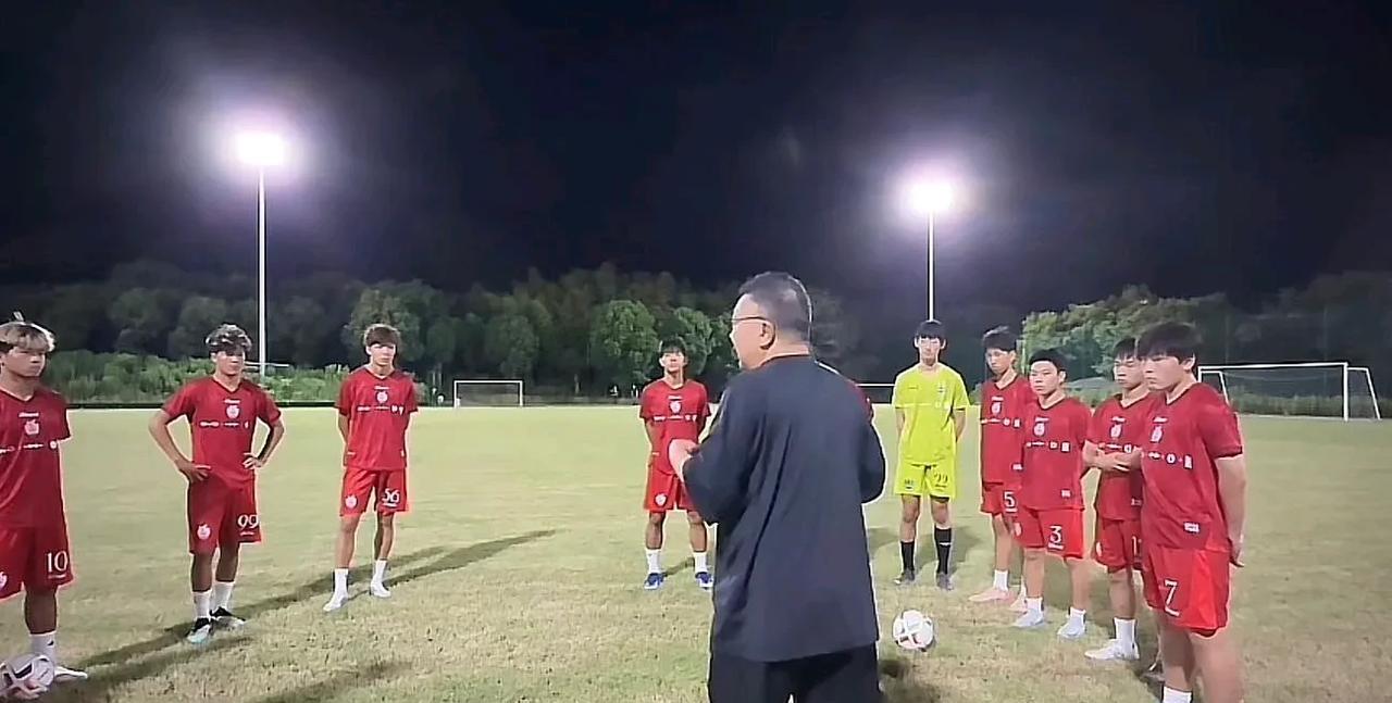 在中国队3球被韩国二队血洗的夜晚，看着董路老师带着汪修昊、吕梦洋、黄子杰这些留洋