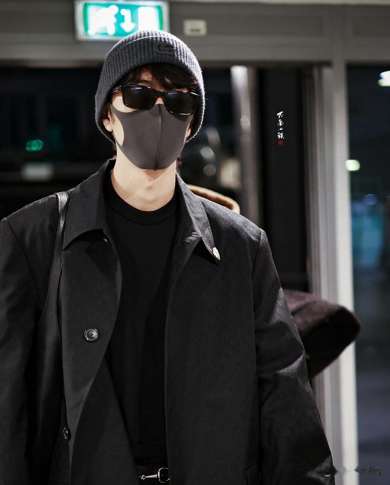 2月25日，肖战拿机场当秀场！冷帽，墨镜，口罩，风衣，皮带，胸针一戴，酷到没边