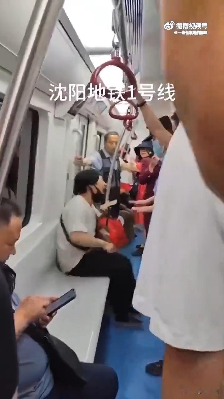 压垮成年人的可能只是一个眼神，一句话！在地铁上，小伙因为地铁抢座被大爷谴责了