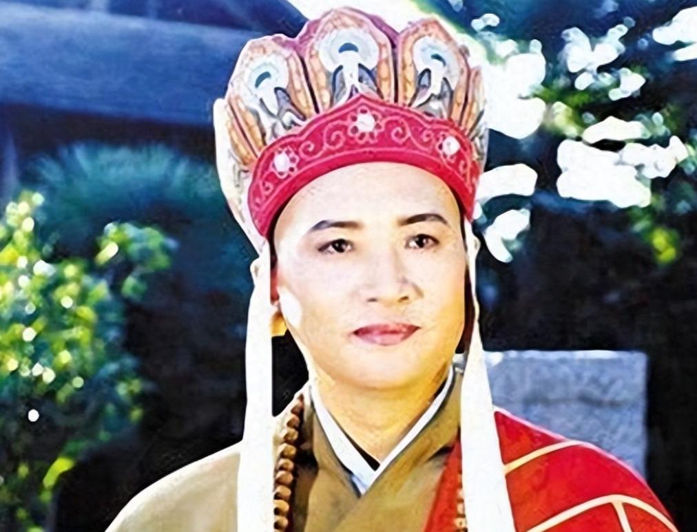 你真的以为“唐僧”不近女色吗？陈丽华走后刚满两个月，74岁迟重瑞被拍与年轻女子挽