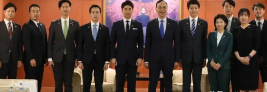国民党主席朱立伦昨日会见了窜访台湾地区的日本自民党青年局局长中曾根康隆等11人，