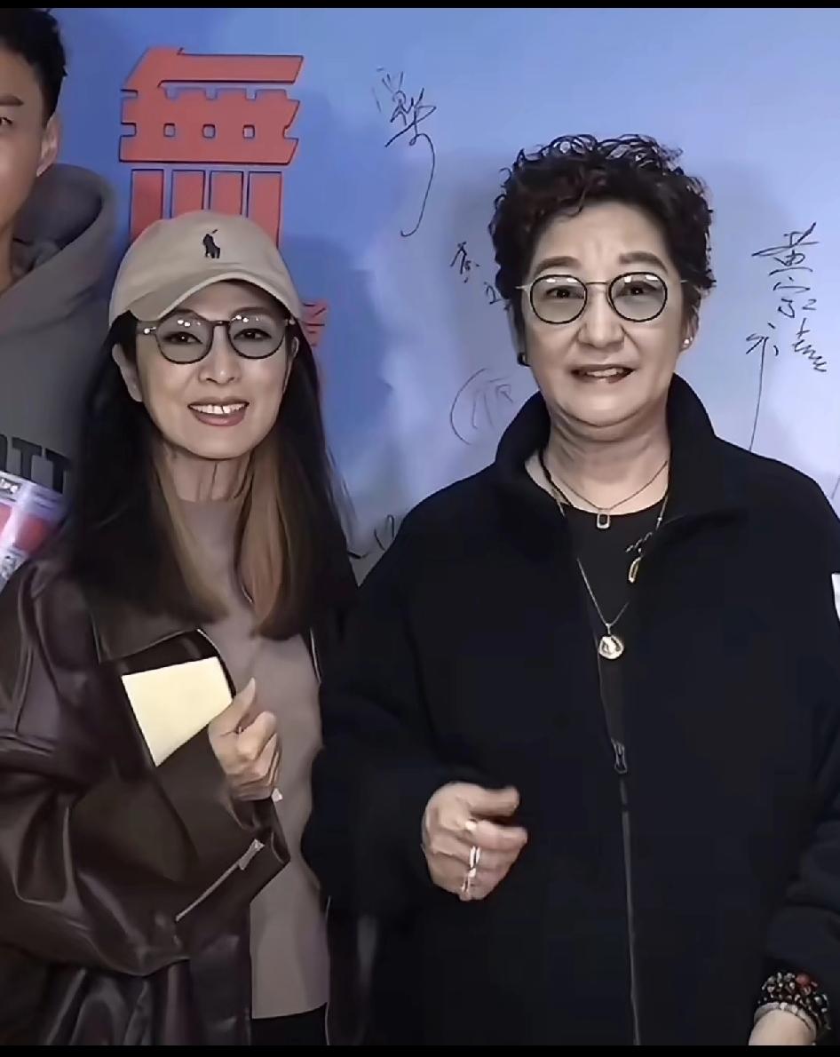 米雪与雪梨姐妹同框，状态对比令人惊叹。70岁的米雪气质优雅、精神饱满，看起来比妹