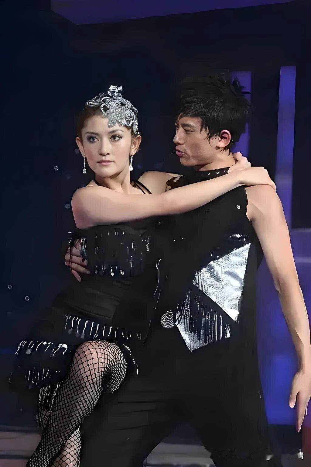 谢娜上张杰演唱会被抵制，给全天下女人提了个醒：你可以嫁帅哥，也可以嫁才子，就是