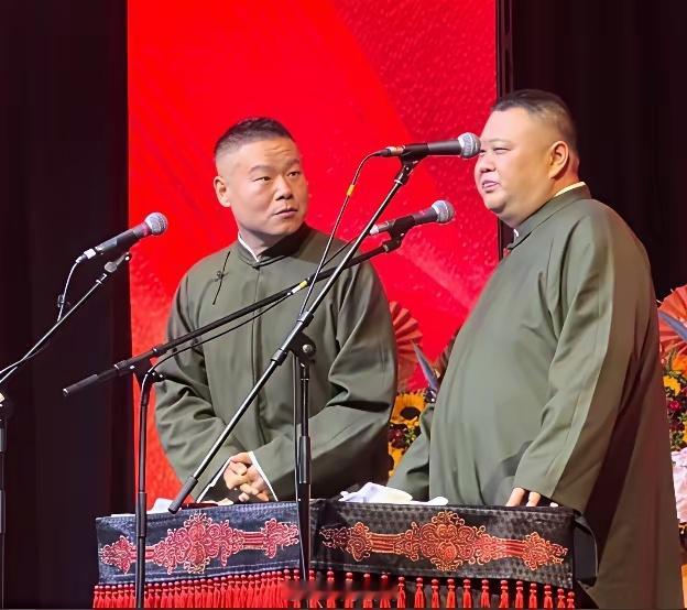岳云鹏在新加坡演出遭遇尴尬了，观众问他师父是谁，岳云鹏一愣，他很诧异，竟然问他师