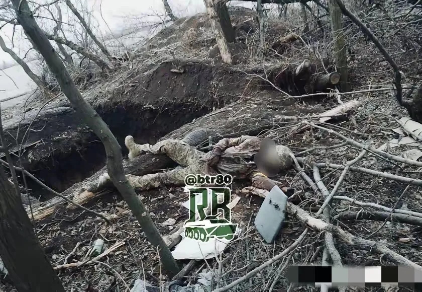 没有经过战争的人是无法理解到炮弹对人产生多么大地冲击力。这时候有几名乌克兰士兵看