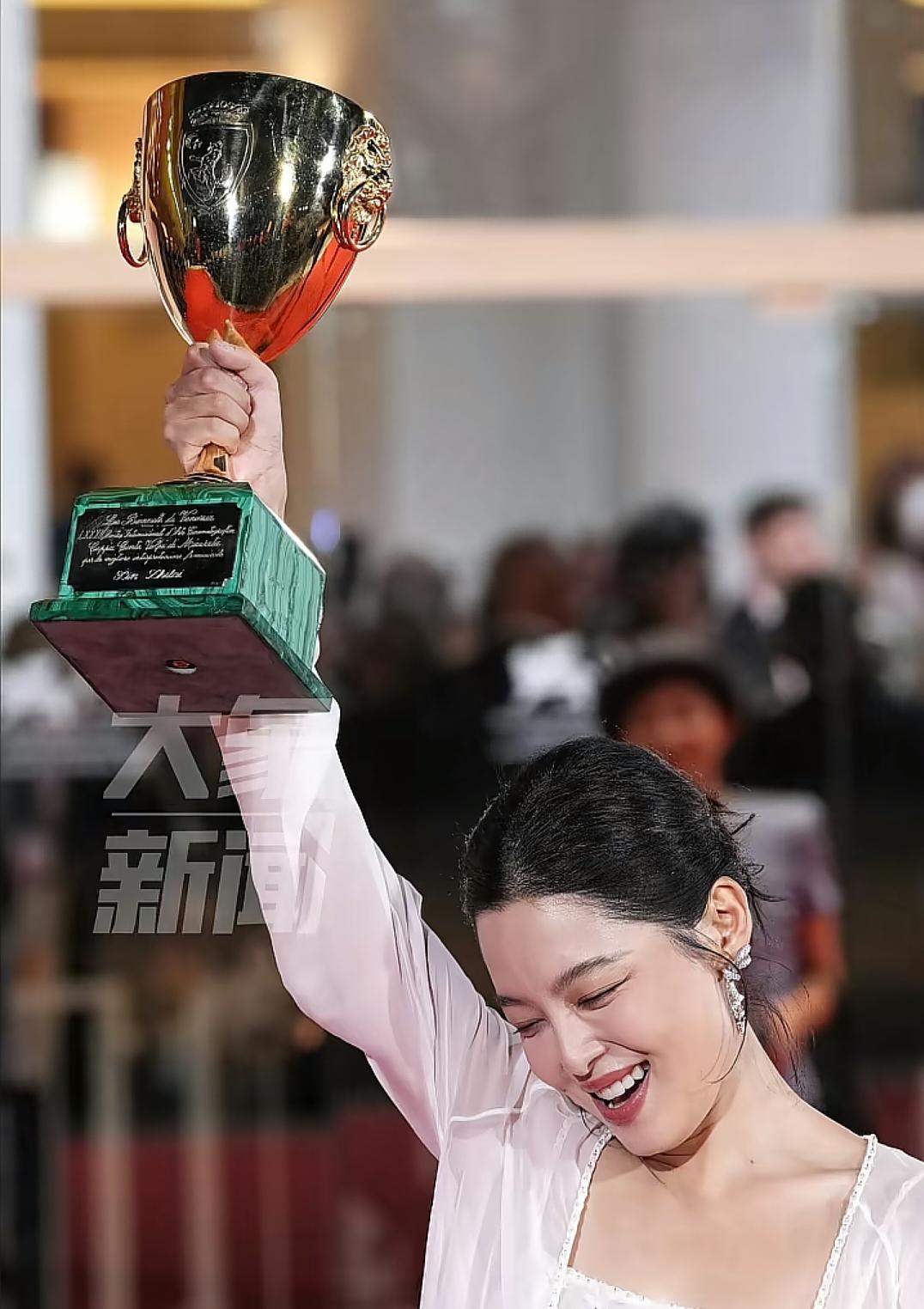 辛芷蕾与梁朝伟有何差异辛芷蕾在威尼斯电影节荣获最佳女主角，她在得奖感言中说道：