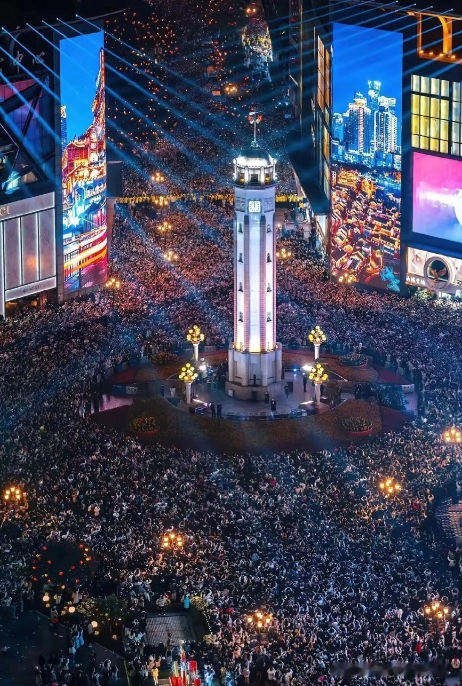 昨晚重庆解放碑，南滨路，洪崖洞等地方人山人海，重庆本地网友纷纷表示要给大家腾地方