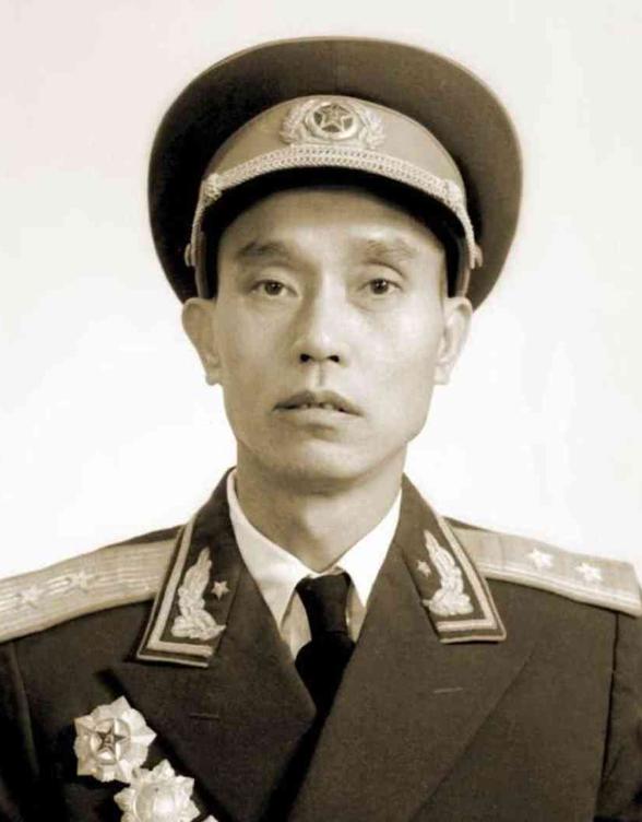 1947年，30岁的师长周志坚大婚，娶了19岁温柔护士矫明，全营都在祝福