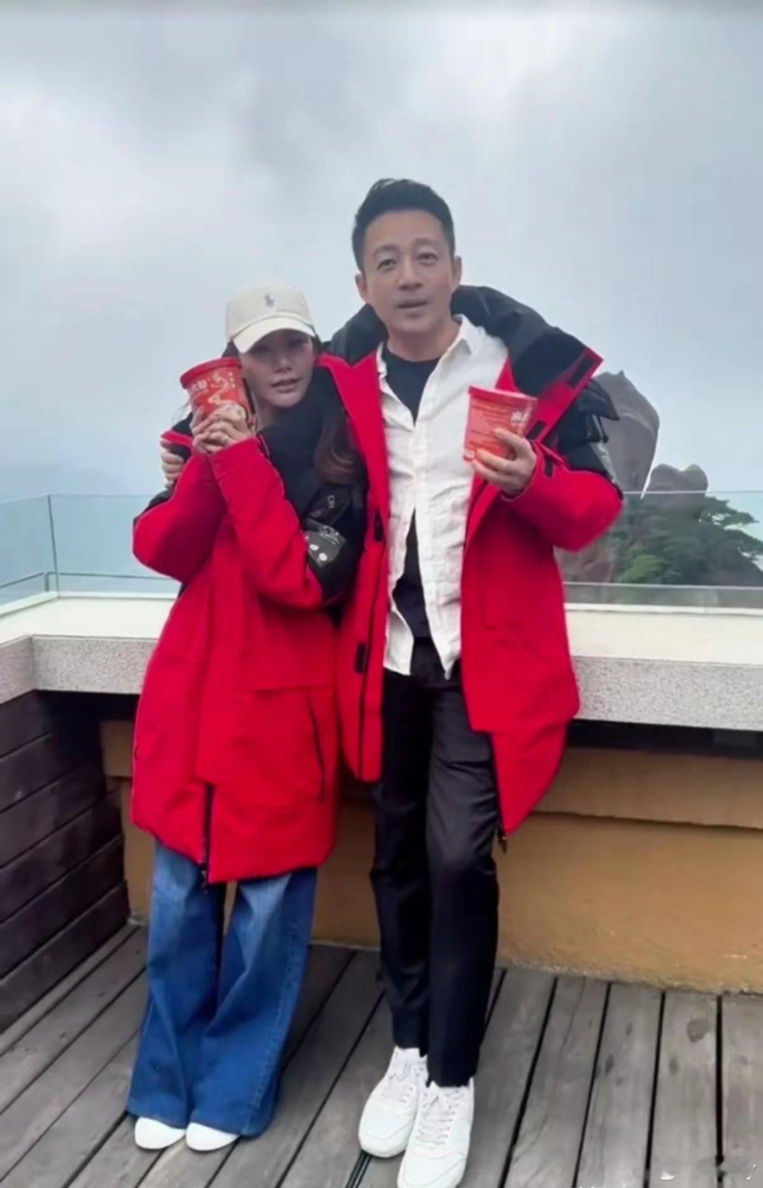 现在的汪小菲真是春风得意，爱情事业双丰收，上个星期刚刚举行完婚礼，昨天就带着娇妻