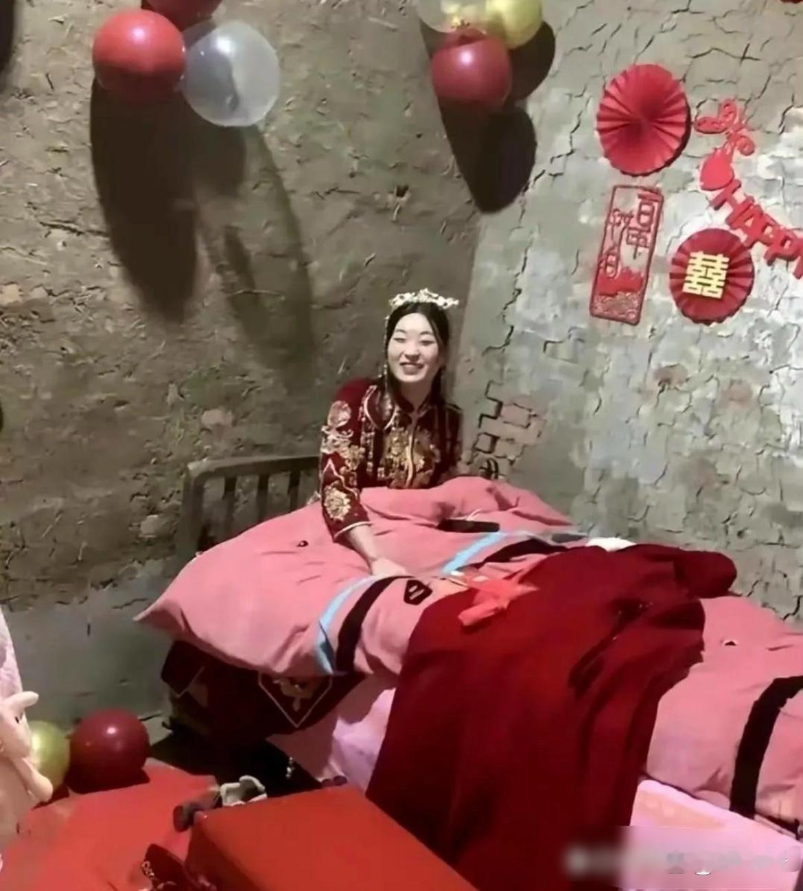 这环境，新娘怎么笑得出来的