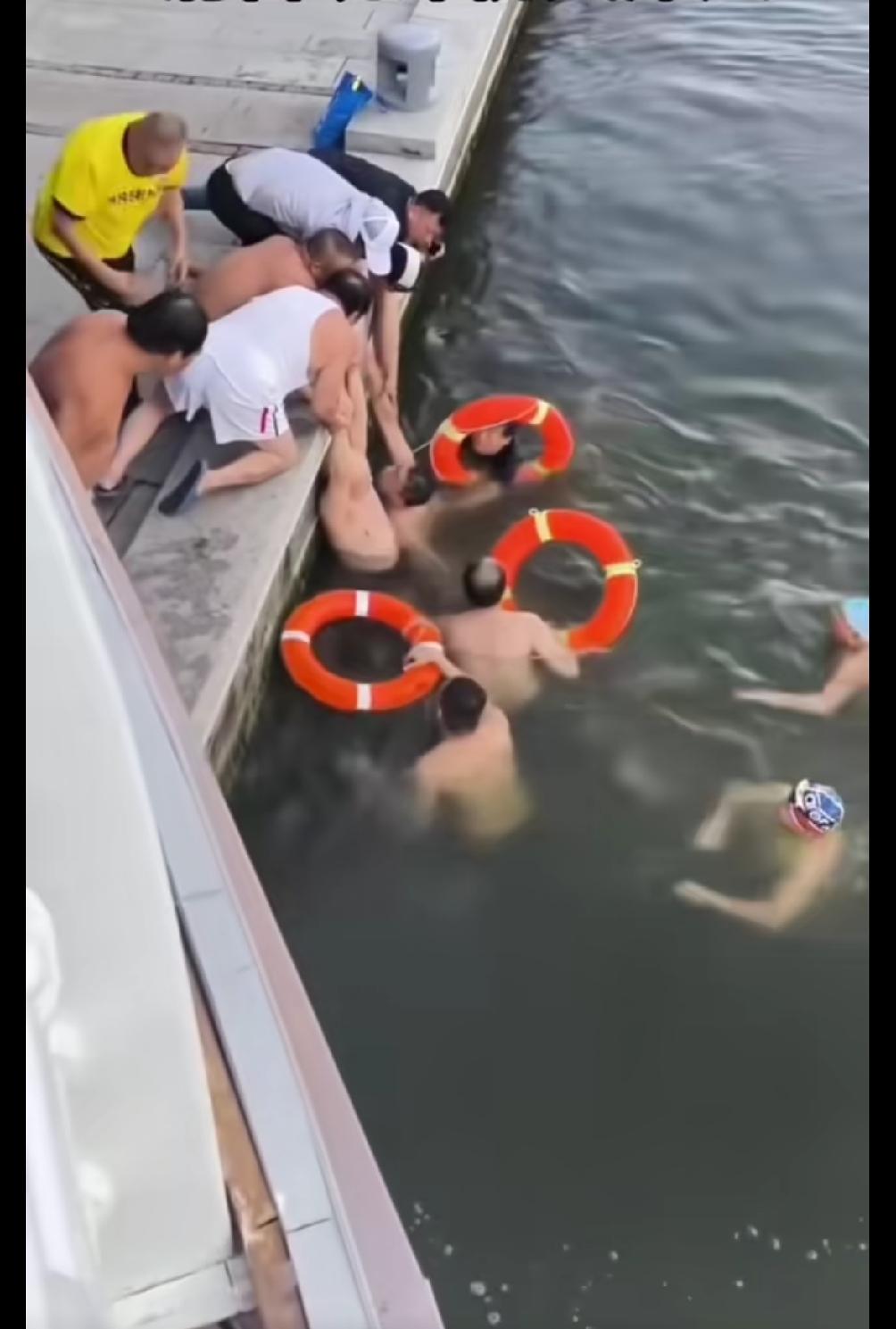 不知实情的人看看，有人指责在场人没人施救，当时有几位见义勇为的大爷跳入河中救援，