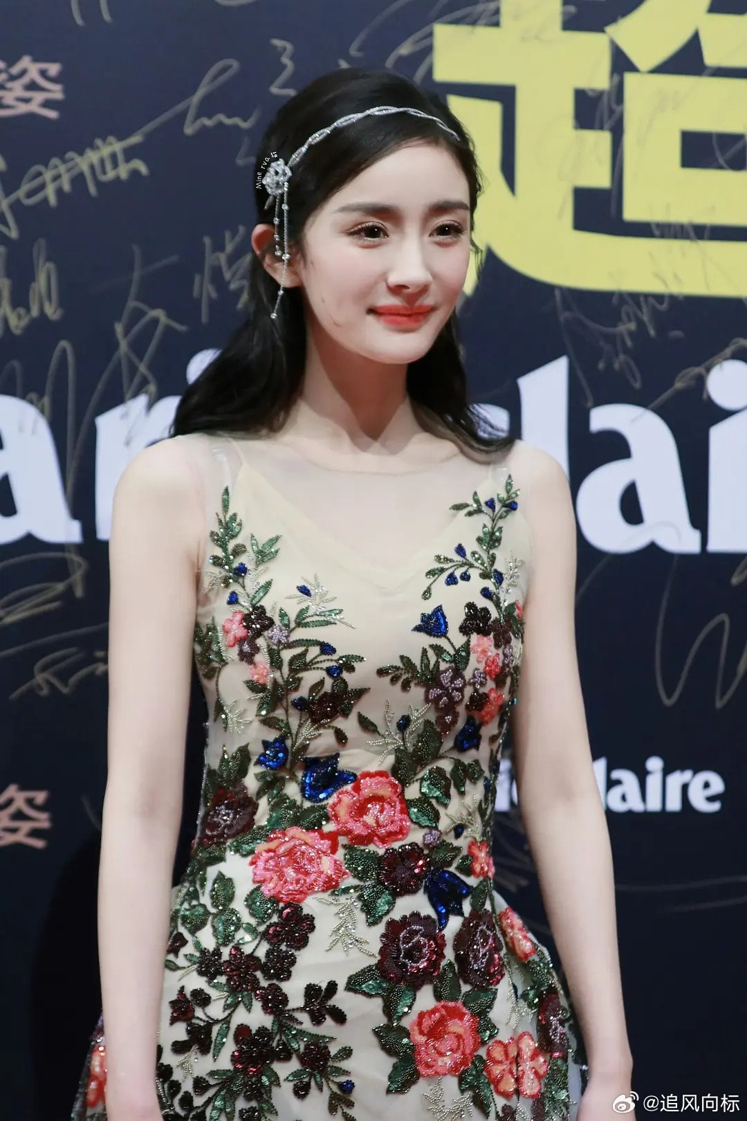 天呐好早感觉那时候杨幂还有点肉嘟嘟的婴儿肥