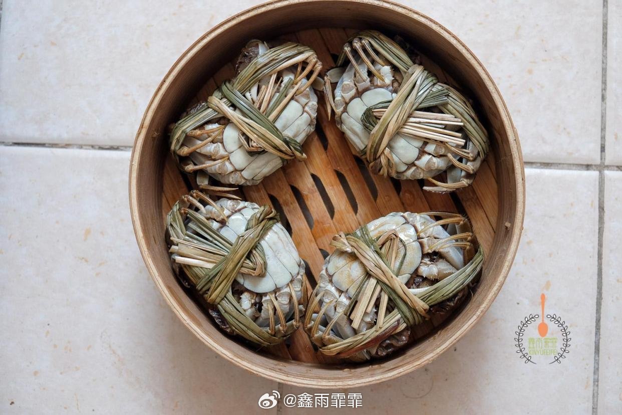 🦀秋天螃蟹季，你家吃蟹了吗？咱北方人不太会吃海鲜，别人送一筐大闸蟹，真有点懵。记住：必须活的，死蟹