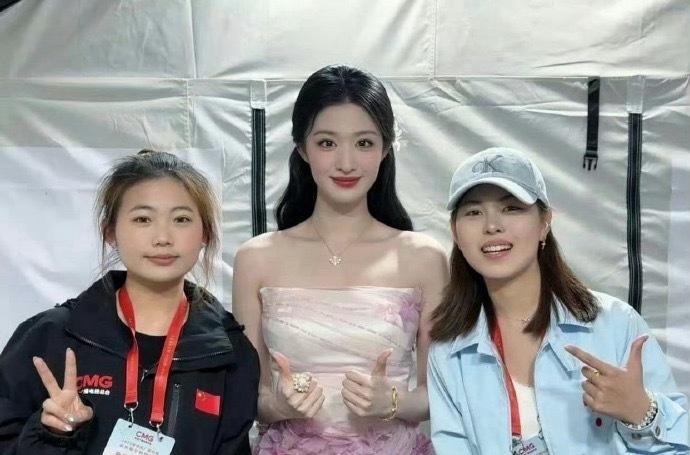 说王楚然很大只也没错，但看这骨骼和五官也是个大美女啊