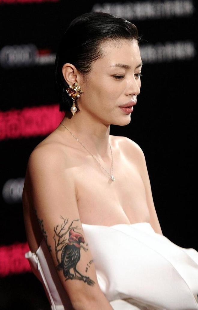 葛荟婕暗示汪峰孕期出轨。大家可以怀疑皮裤的人品，但不能怀疑他的才华和魅力。这个女