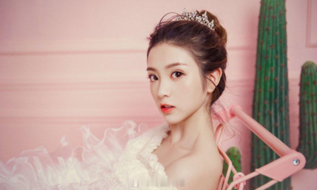 考古到了早期田曦薇的照片，一身白色公主蓬蓬裙，笑起来两个小酒窝明显的很，这样看起