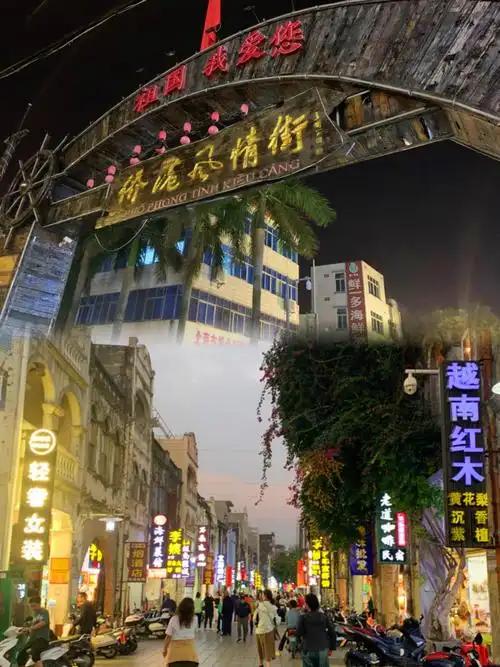 别只知道北海银滩！侨港街头的春卷刚上桌，东南亚的鲜气就顺着海风扑过来了。归侨的