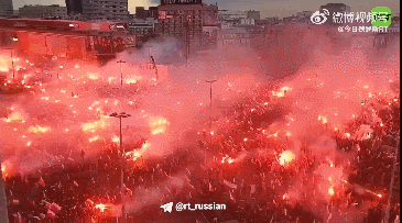【波兰爆发大规模反移民集会民众烧毁欧盟旗帜】据媒体报道，当地时间11月11日，