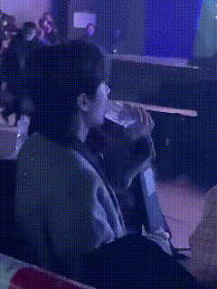 成毅也太听粉丝的话了吧！之前参加活动的时候，成毅拿起水就“咕咚咕咚”的喝了一大