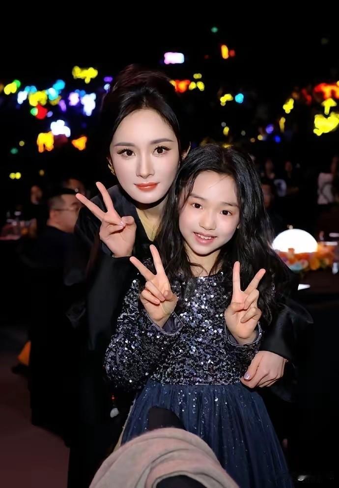 不是董璇不会拍照是杨幂已经离不开精修美颜了四个人的大合照杨幂甚至不如佟丽娅