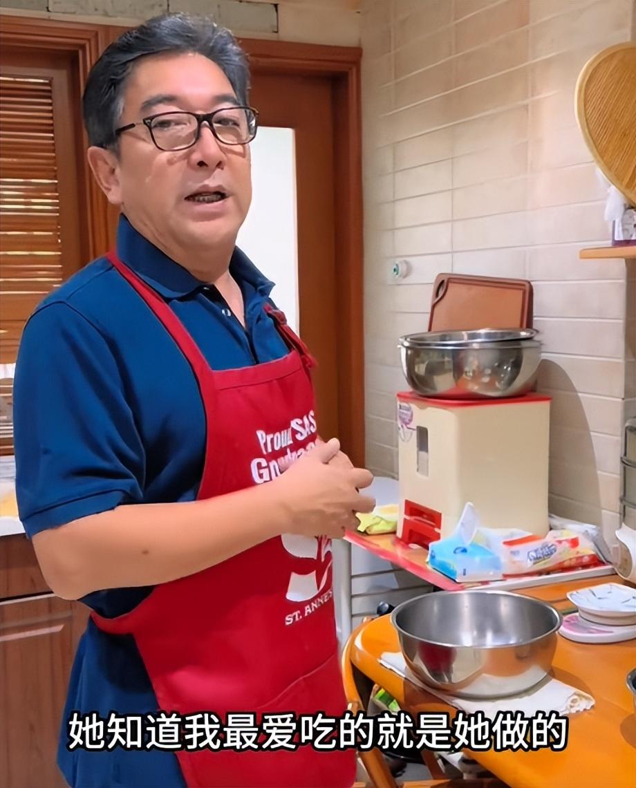 水均益在家做饭，瓷砖掉5块、插座粘胶带，越南网友评论区喊话免费上门维修！