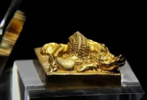 1942年，渔民高山奎和两个孙女出海时，无意中打捞到一具日本少将的死尸。祖孙三人