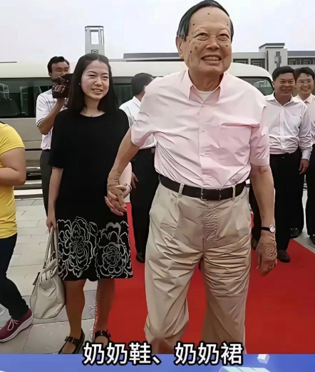 翁帆也变老咯，穿着奶奶裙、奶奶鞋，配着黑T恤和黑裙子，一身打扮可舒服啦。青春