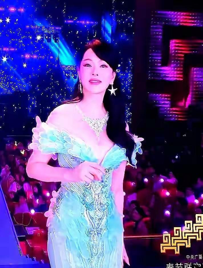 看春晚舞台上的伊能静，哪个男人能不被她迷得骨头都软了？她身姿婀娜曼妙，肌肤如凝