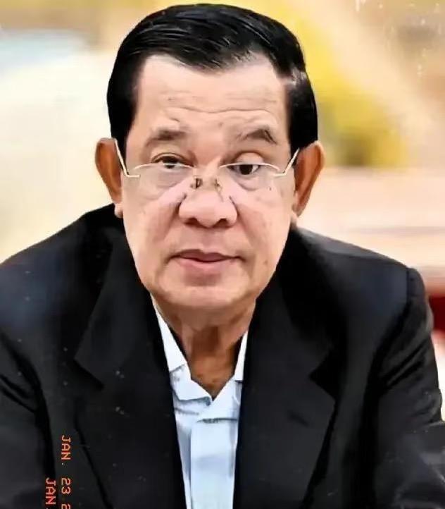 我爷爷压根不认识洪森，但是看到他的照片竟然吓了一跳，还一脸严肃的叮嘱我：“千万别