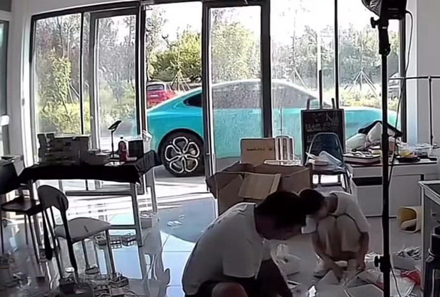 小米汽车突然自己开走哈哈，这是真无人驾驶[笑着哭]等官方调查吧，肯定还是有原因