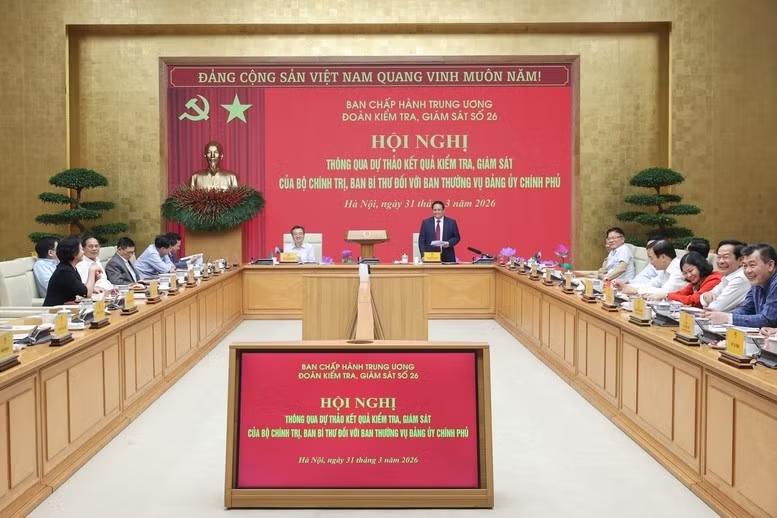 平起平坐！阮晋勇的儿子，即越南政策与战略部部长阮青毅带队到范明政的办公所在地出席