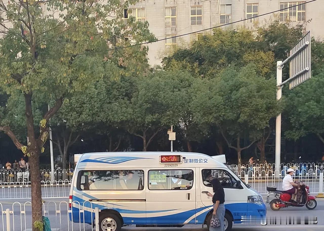 微公交5路上了宝宝巴士🚍🚍🚍🚍。是微面车辆不够用？还是定制乘客多了？武汉