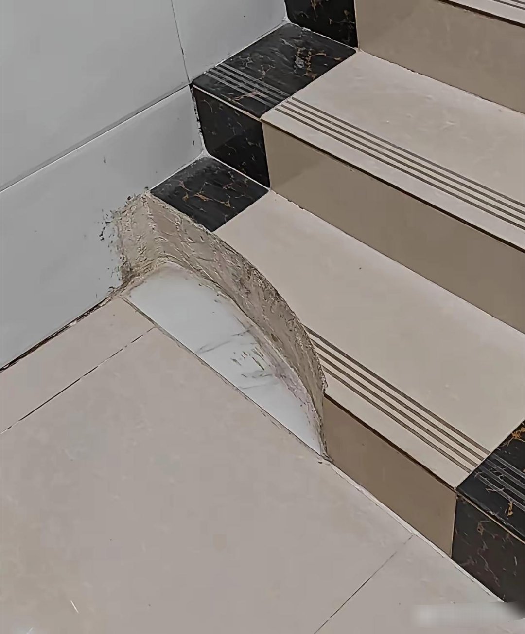 只有高手才能看出来，为什么要把这节楼梯削掉​​​