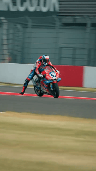WSBK英国站德比斯积分榜第二英国多宁顿赛道逆风开战！德比斯第八位发车全程高强度