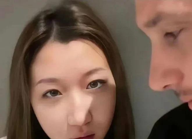 话说，女孩吐舌头算不算轻浮？这位21岁的女大学生彻底被毁了。以后还有男人敢