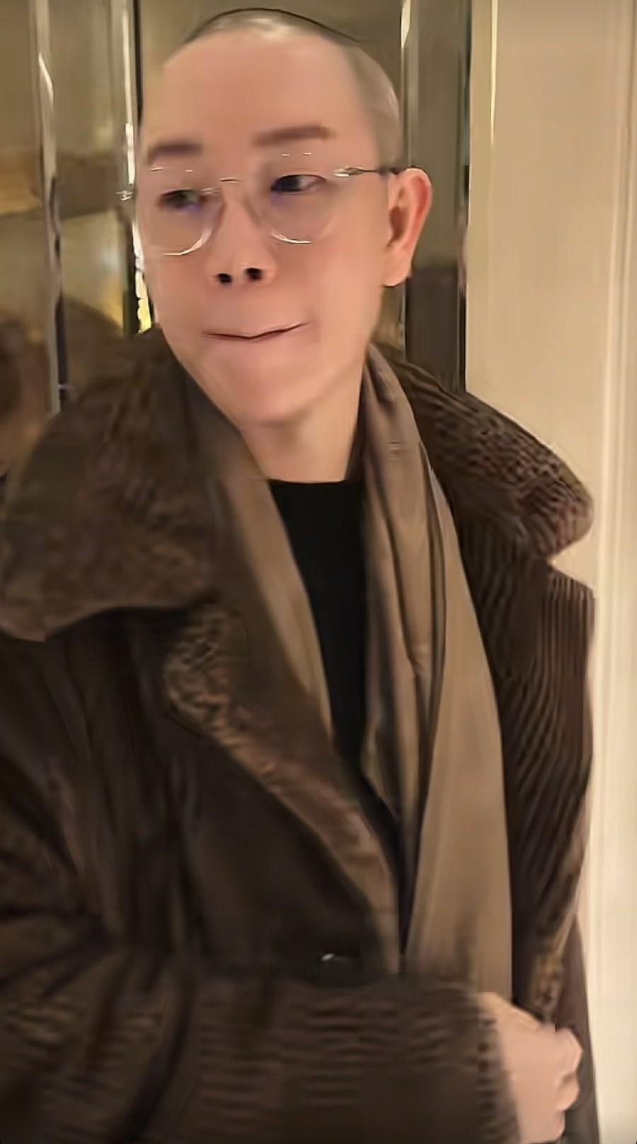 王菲的化妆师zing穿皮草，价格16,940元，并且是香奈儿的！2月15日，