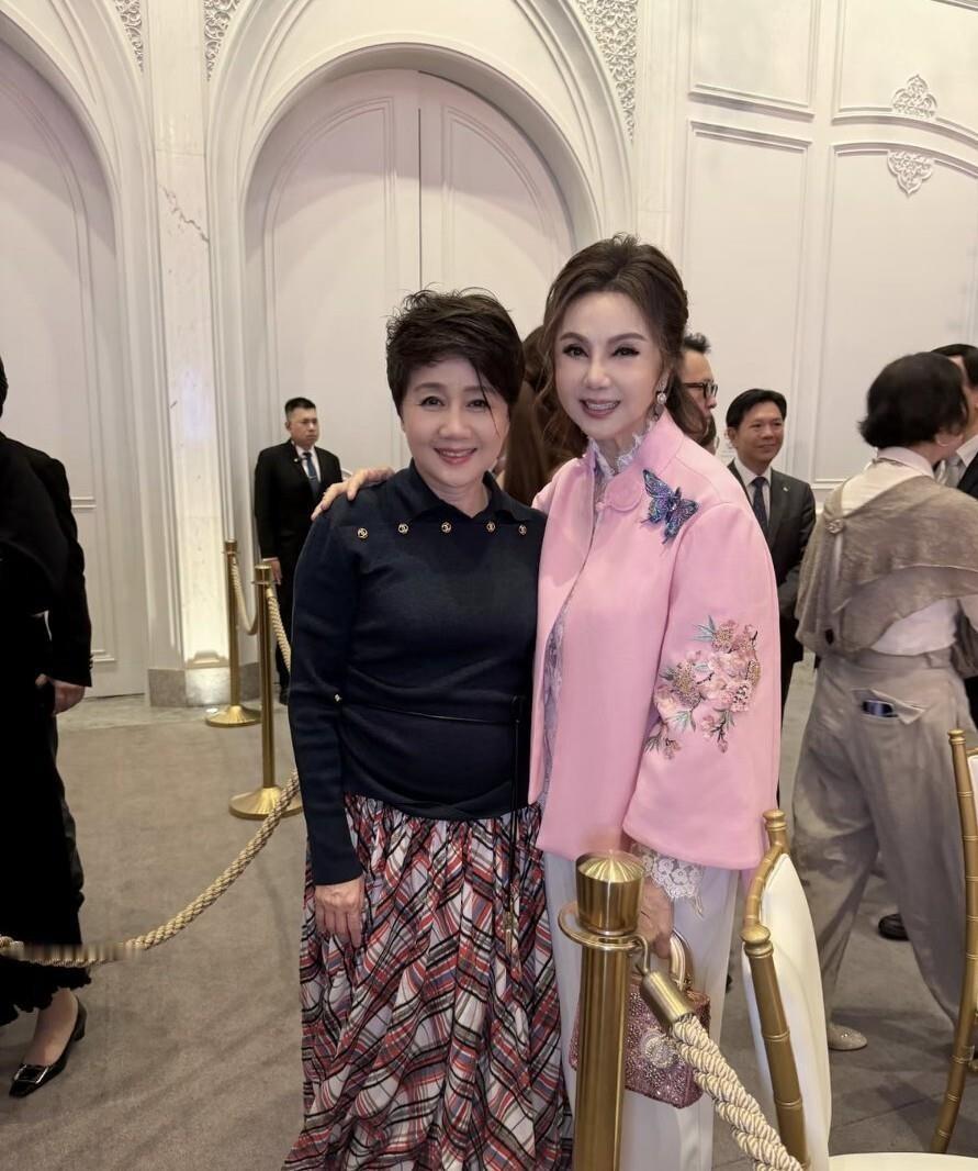 70岁的谢玲玲，在澳门奚梦瑶婚礼答谢宴上属实赢麻了。粉色外套配棕色卷发，白色阔腿裤利落松弛，镜头怼脸