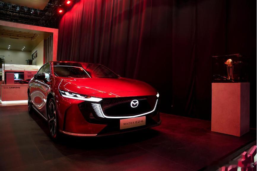 4月24日，长安马自达以"依然马自达"为参展主题，携MAZDAEZ-6、MAZ