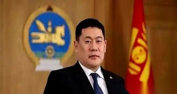 隔着一条边界线，草原的风景被劈成了截然不同的两帧画面。南边的内蒙古，高铁贴着草