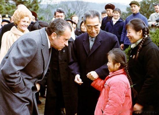 1972年美国总统尼克松夫妇和周总理一起，同小朋友交谈。那个与周总理在杭州西湖握