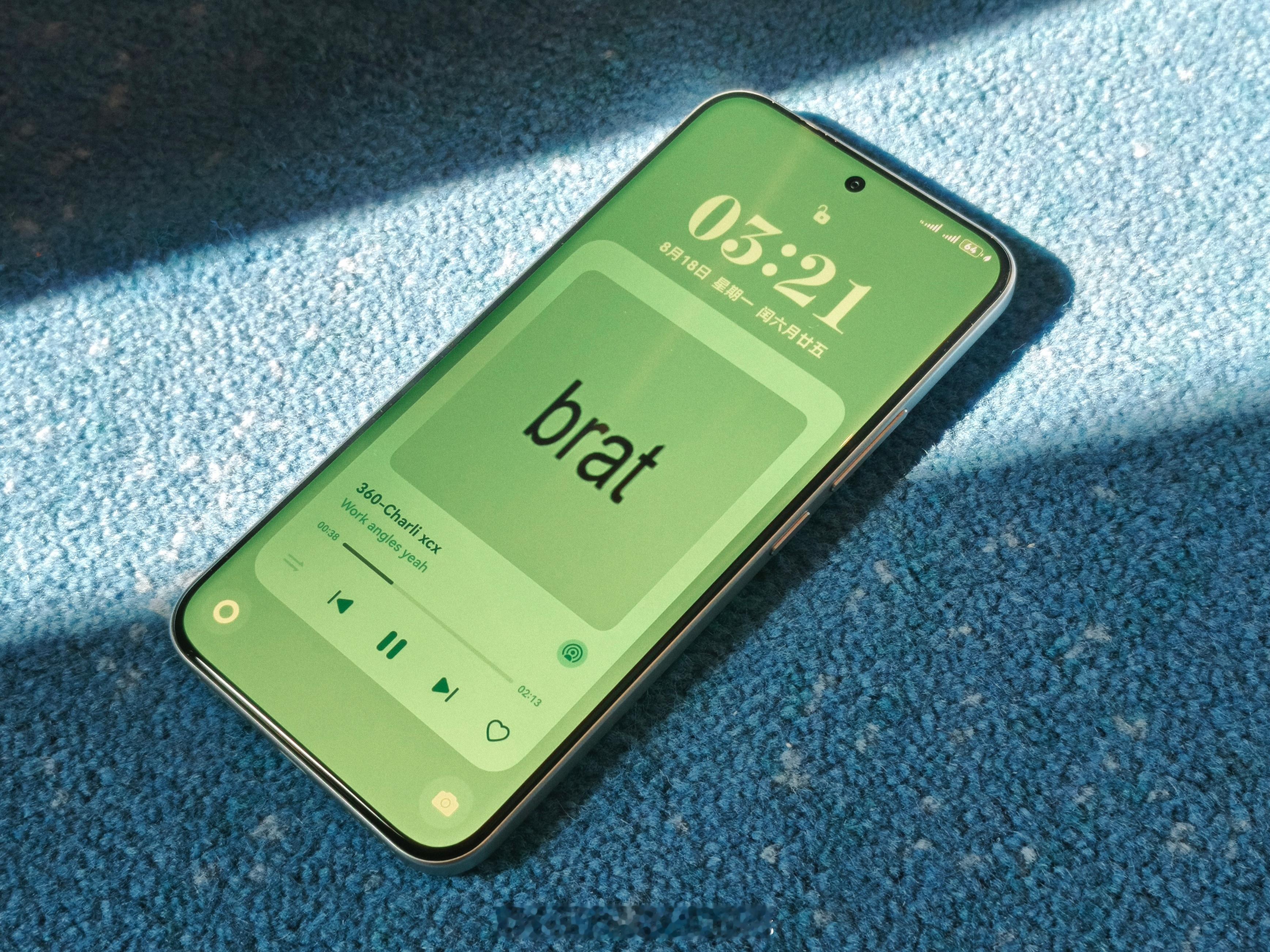 如果不看系统UI，你能分辨出图里的手机哪台是REDMINote15Pro+