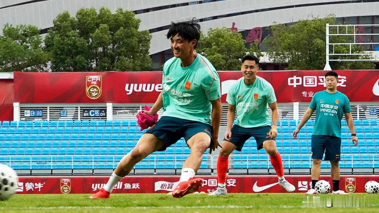 成都蓉城的国脚杨明洋在社交媒体上晒出了自己在国家队训练的一些画面，这证明了他适应