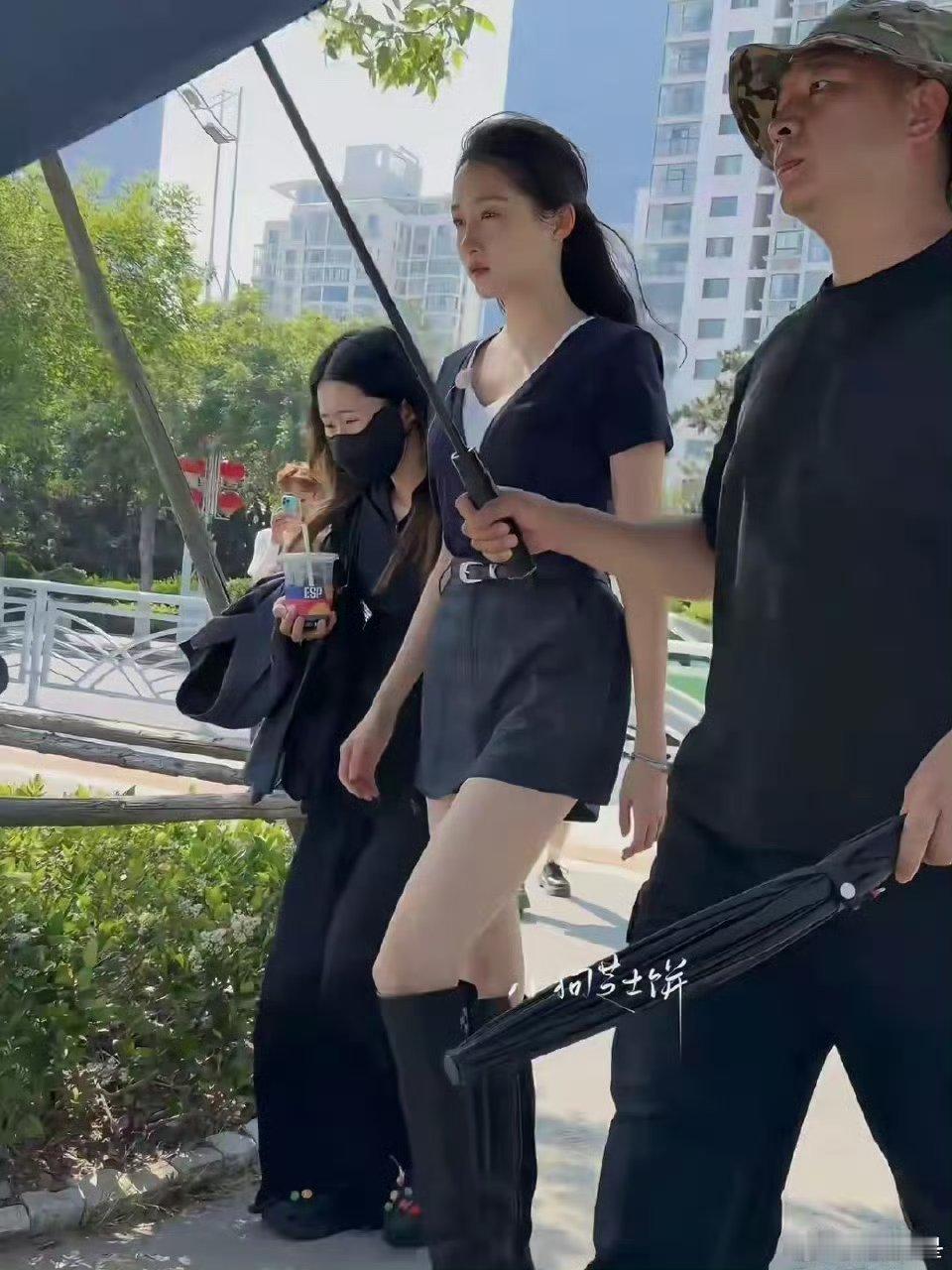 关晓彤这身高及比例太完美了，生图精修完全一致目前热播剧《耀眼》以及在拍剧《我与爱